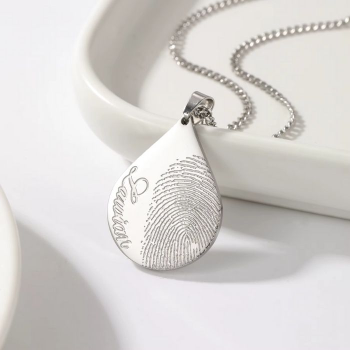 Halskette mit Fingerabdruck auf Schmuck