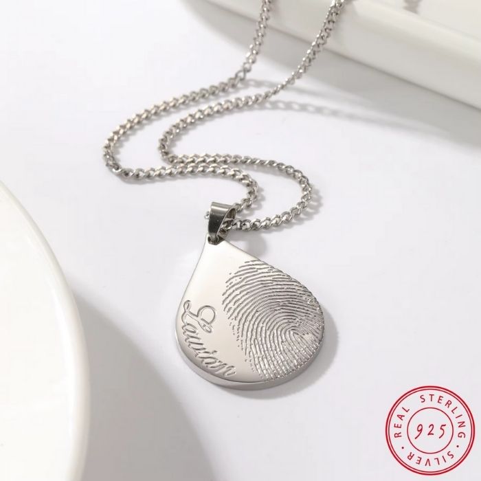 Halskette mit Fingerabdruck auf Schmuck