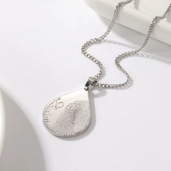 Halskette mit Fingerabdruck auf Schmuck